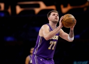 AYX体育赛事-深圳队鏖战猛龙，东契奇高光表现