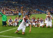 爱游戏网页版-日本队险胜德国队，黄鸭组合扛起全队