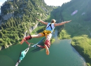 爱游戏世界杯2026-赛道与球场，F1新赛季揭幕战之夜，英格拉姆展现巨星价值