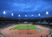 爱游戏APP-赛道与球场的双重奏，F1揭幕战与黄蜂爵士之战