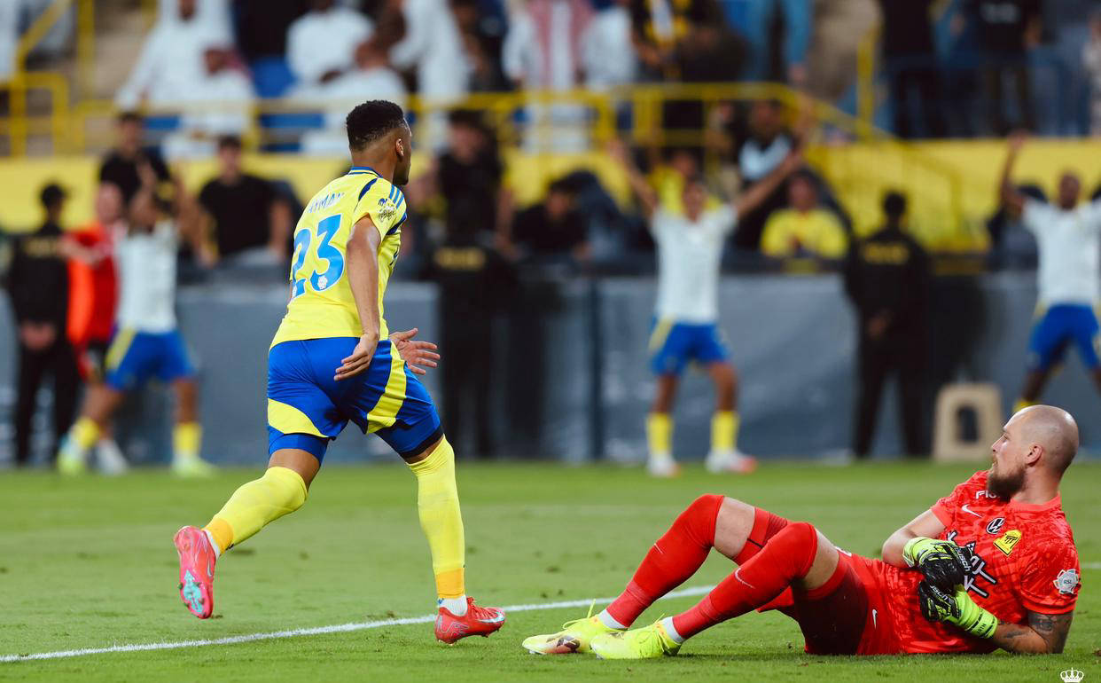 哥伦比亚鏖战那不勒斯，本泽马状态火热