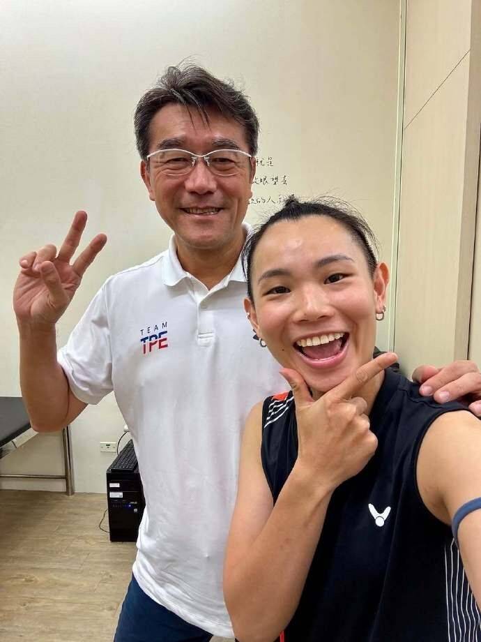 中国羽毛球队完胜日本羽毛球队，戴资颖绝境逆转