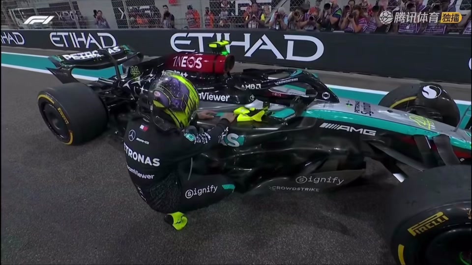 梅赛德斯完胜红牛车队，汉密尔顿惊艳四座