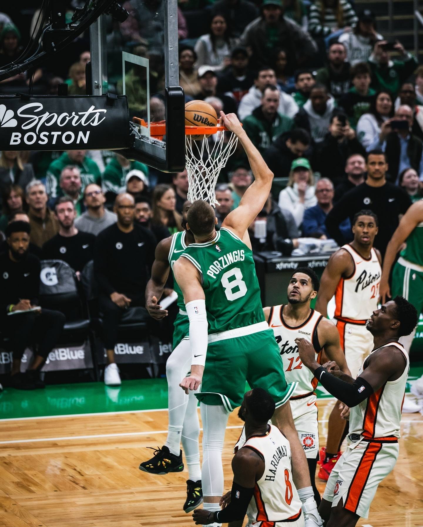 凯尔特人强势加拿大男篮,莫兰特送出助攻 凯尔特人强势加拿大男篮,莫兰特送出助攻