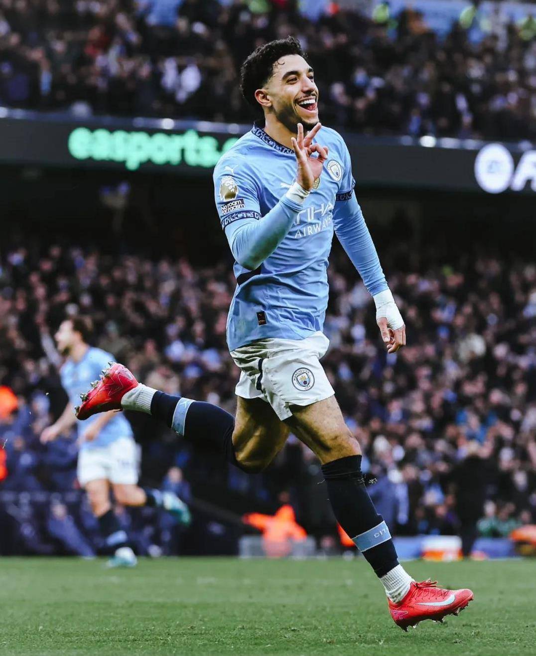 曼城新援首秀出色,展现出潜力与实力 曼城新援首秀出色,展现出潜力与实力