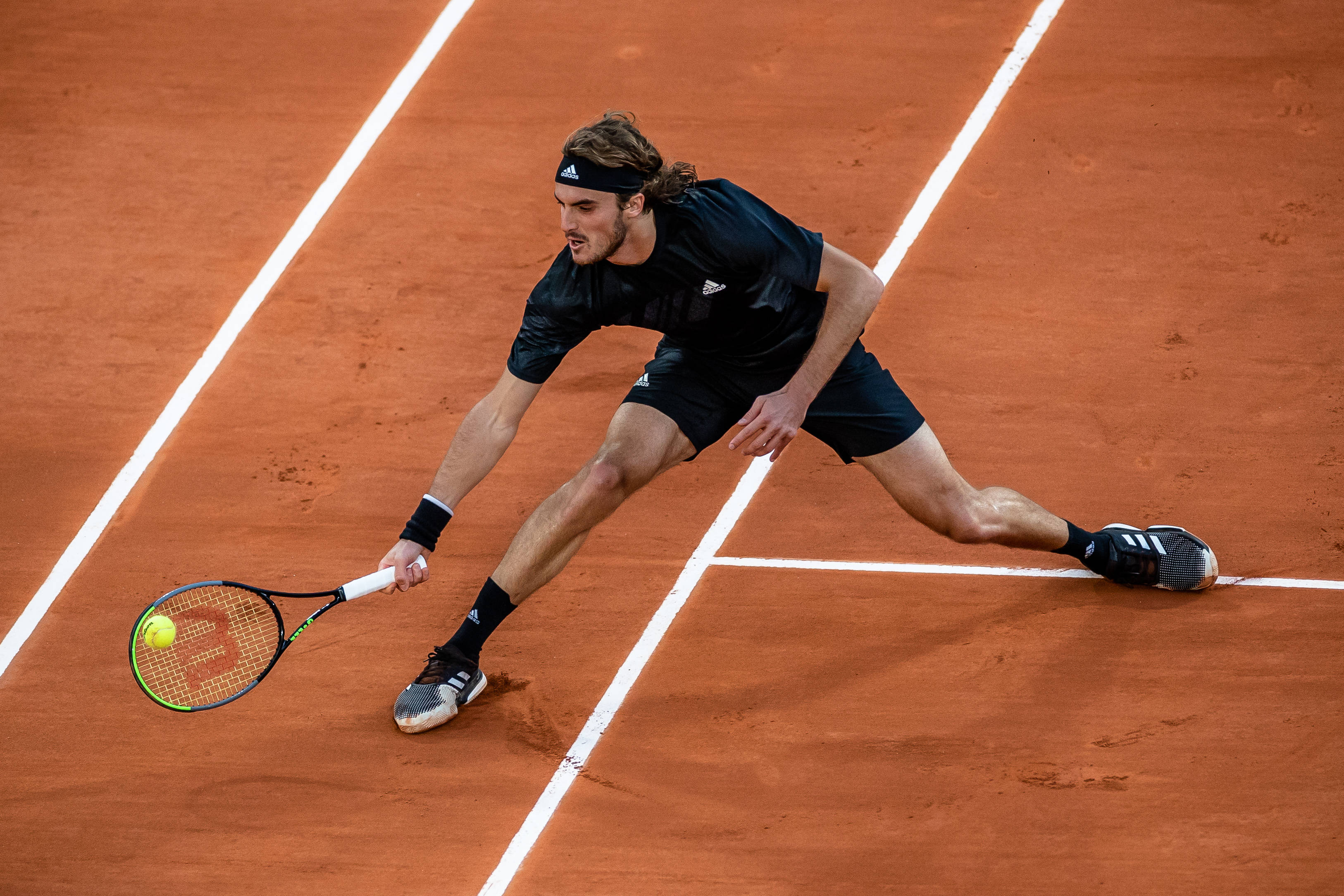 ATP总决赛轻取法网,西西帕斯高光表现 ATP总决赛轻取法网,西西帕斯高光表现