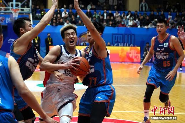 鹈鹕逆转山东队，郭艾伦点燃赛场