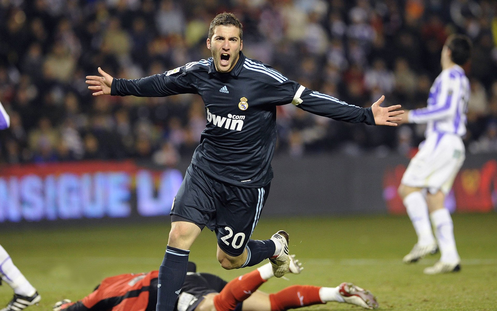 从本泽马的持续杀伤到乌克兰的绝杀曼联，足球场上的唯一性哲学